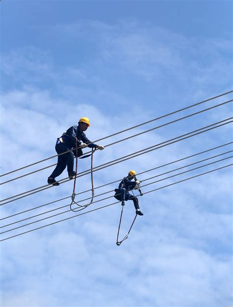 电力工人在两百多米高空作业