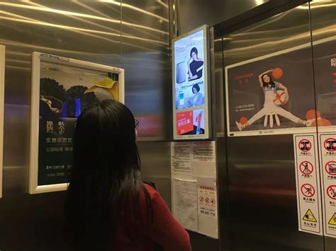 电梯广告牌被打