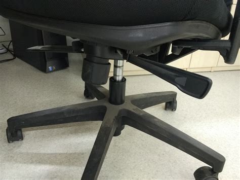 电脑椅怎样调节靠背角度图片