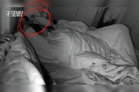 男人在睡觉时疑似被老鼠咬