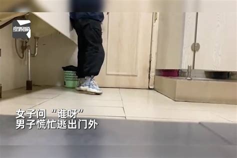 男子偷偷跑进女厕所