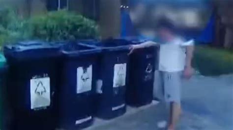 男子在垃圾桶捡到一个保险箱
