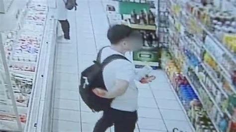 男子在超市偷东西被警察抓