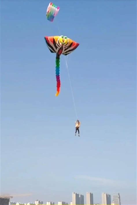 男子放巨型风筝 结果反被带上天