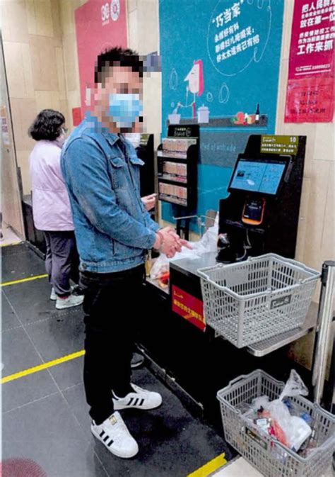 男子超市偷盗被员工抓获