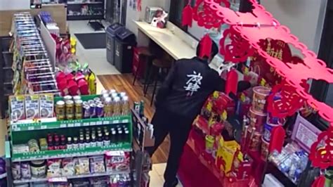 男子进入超市偷钱被抓