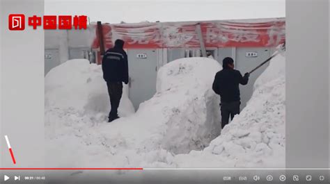 男子醒来发现宿舍被雪掩埋