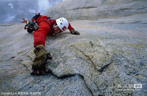 登山救人掉下悬崖