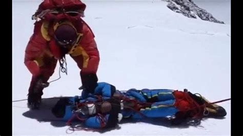 登珠峰时有人摔倒
