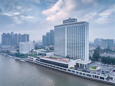 白天鹅宾馆是中国第一个五星酒店
