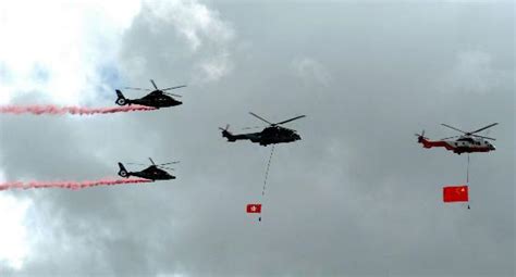 直升机挂国旗区旗飞过维多利亚