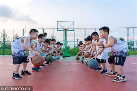 篮球左右运球小学生