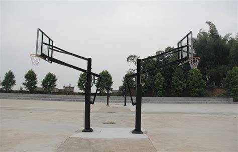 篮球架怎样安装在场地上