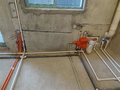 精装房安装热水管道
