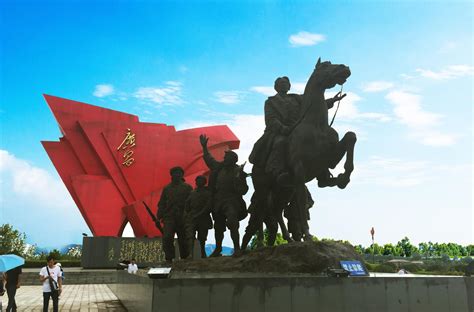 红色革命雕塑背景图片