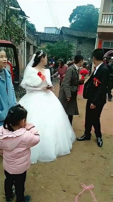结婚现场新娘是二婚有一个儿子