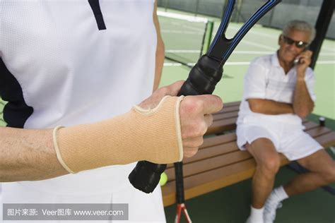 网球护腕的正确戴法