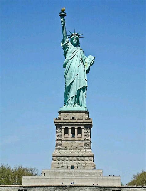 美国下雨自由女神像