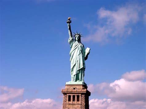 美国的自由女神像是哪个国家送的