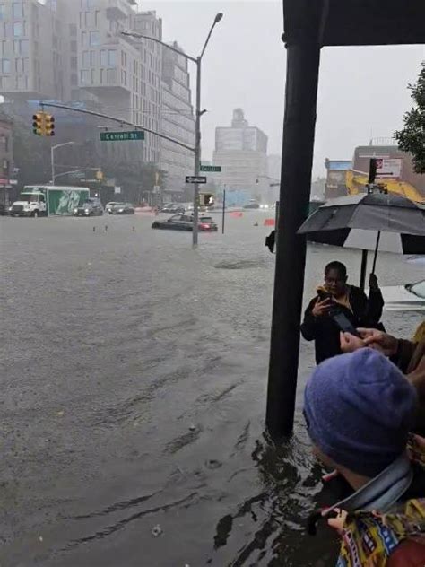 美国纽约现极端降雨天气