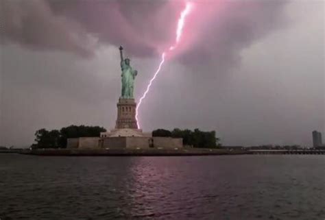 美国自由女神像遭遇雷暴天气