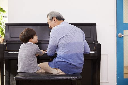 老人与孙子弹钢琴