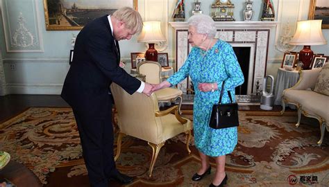 英国女王和首相哪个权力大