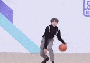蔡徐坤动态图打篮球