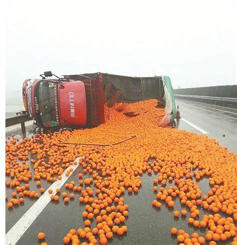 货车翻车路人捡水果给司机