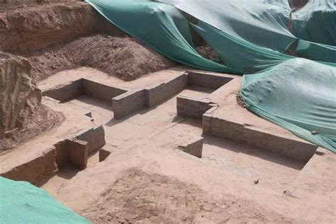 郑州抽水后发现汉代古墓
