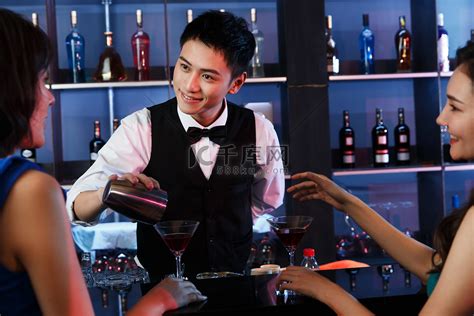 酒吧服务员交入职费正常吗