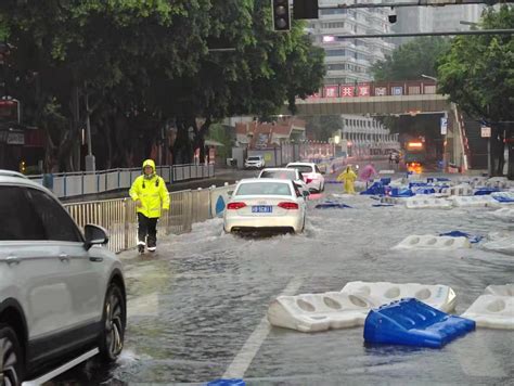 重庆主城大雨路面积水