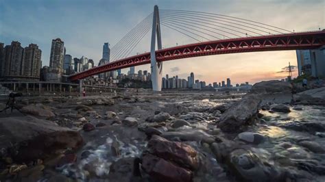 重庆嘉陵江桥头江边散步