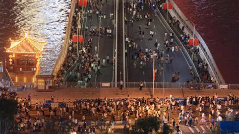 重庆封桥封路让游客沉浸式游玩