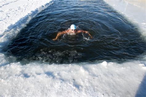 野泳冰面暗藏危机图片