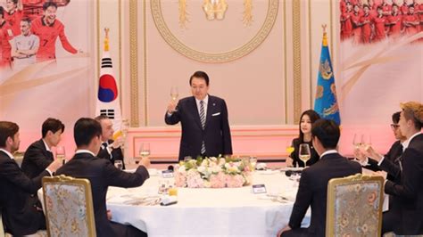 韩国总统和男足共进晚餐