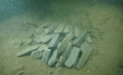 韩国海底打捞100块磨刀石