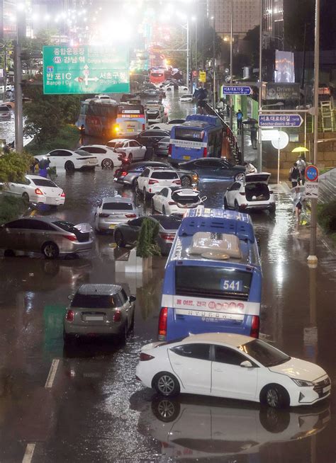 韩国首尔市遭遇特大暴雨