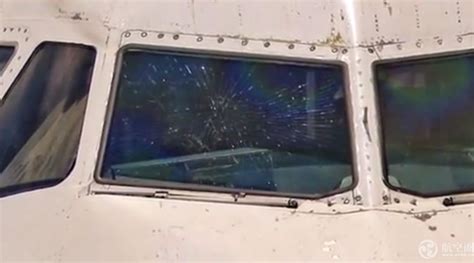 飞机在高空挡风玻璃爆裂事故