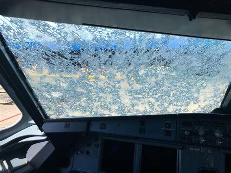 飞机挡风玻璃碎了事故大吗