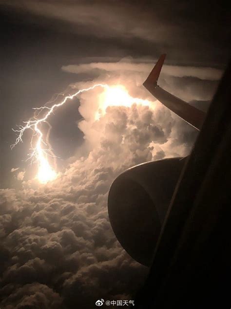 飞机遇到雷云风暴