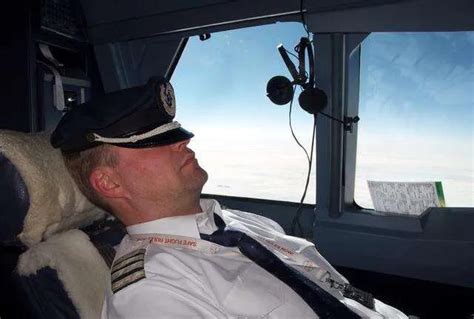 飞行员开飞机睡觉