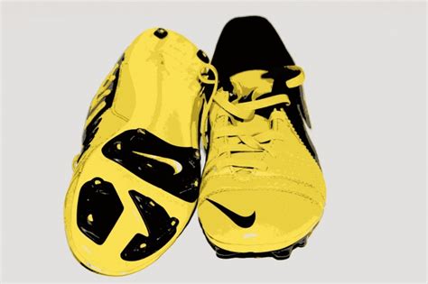 黄色足球鞋怎么搭配