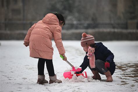 黑龙江孩子小区玩雪