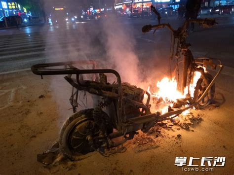黔城时代摩托车自燃