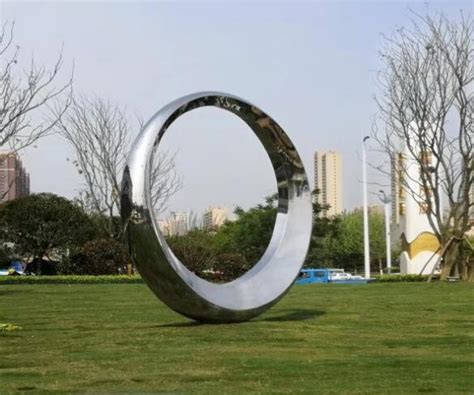 10米不锈钢圈雕塑图片