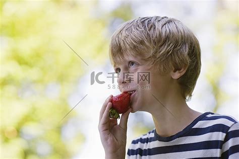 11岁男孩草莓鼻