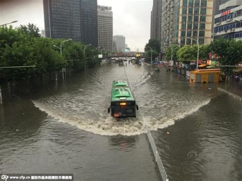 2015年武汉市暴雨图片