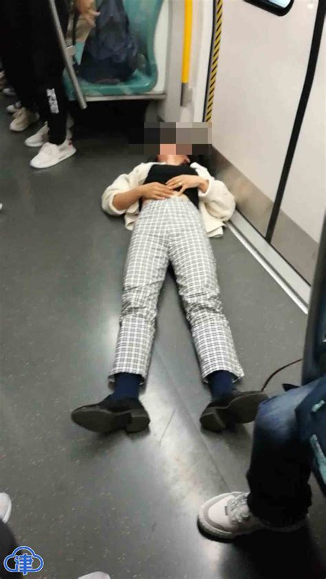 21岁男子地铁站晕倒后续