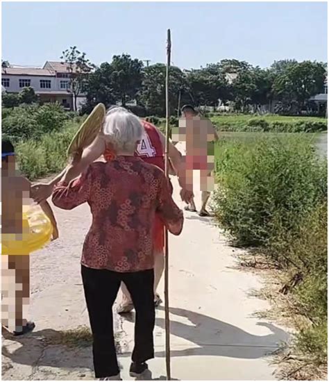 6ngei_90岁老奶奶持棍激战大蛇了